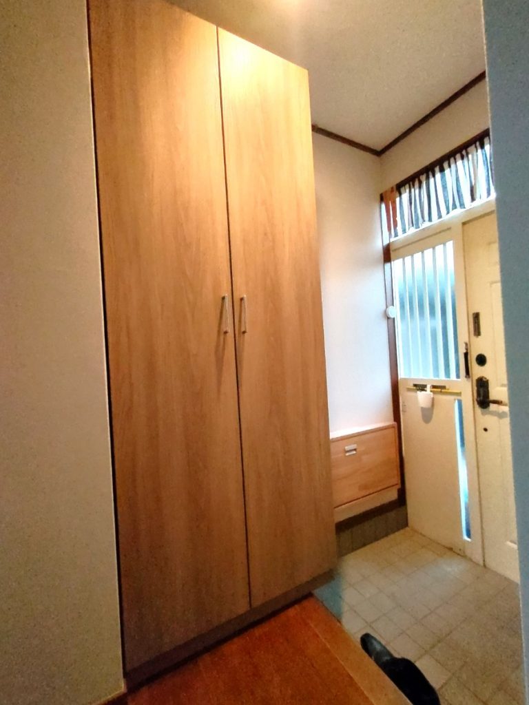 便利な折り畳み式収納椅子設置！玄関リフォーム　京都市北区
