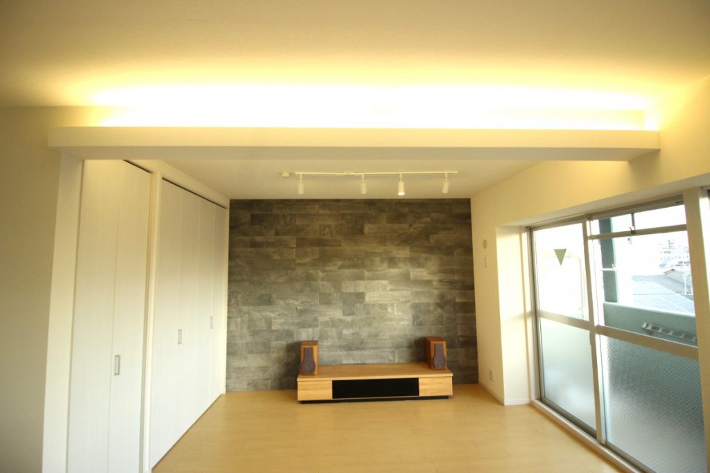 天井のライン照明が映えるスタイリッシュなマンションリフォーム　京都市南区