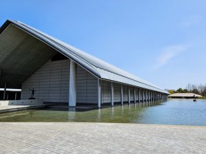 水と光の調和が魅力的な建築物「佐川美術館」
