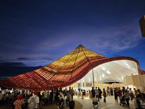 【大阪関西万博】昼とは違う姿を見せる夜の建造物たち