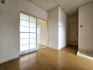 細部で差がつく床見切りにタイル装飾を施したマンションリフォーム事例